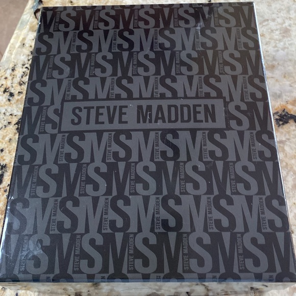 Steve Madden Fanny Pack and Two Keychains - Picture 4 of 6